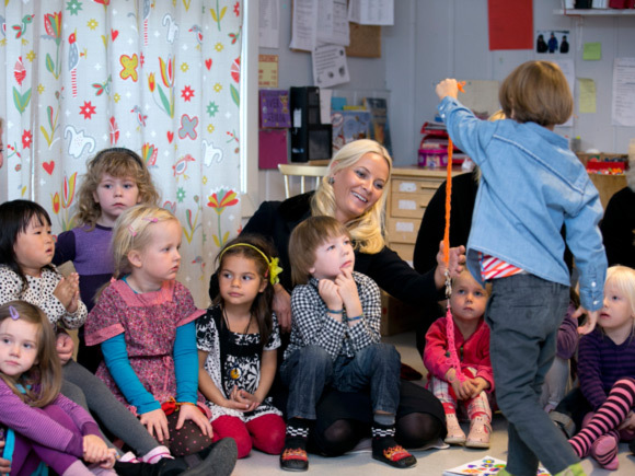 Kronprinsesse Mette-Marit besøkte Keyserløkka barnehage på Verdensdagen for psykisk helse i 2012. Barnehagen deltok i Hverdagslykkeprosjektet. Foto: Gorm Kallestad / NTB scanpix.